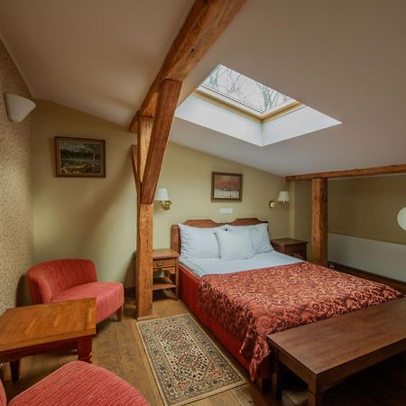Hotel Saka Manor Extérieur photo