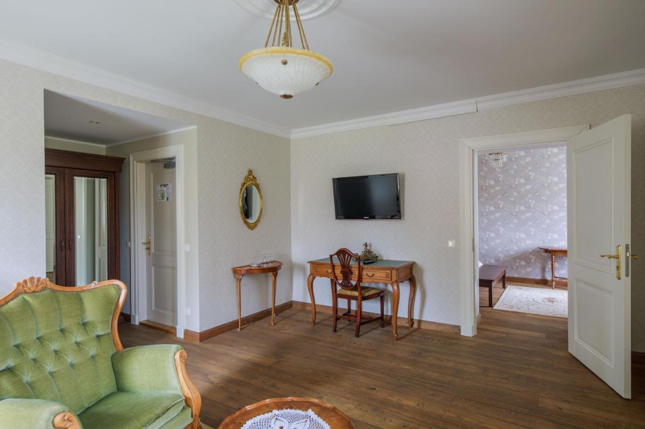 Hotel Saka Manor Extérieur photo