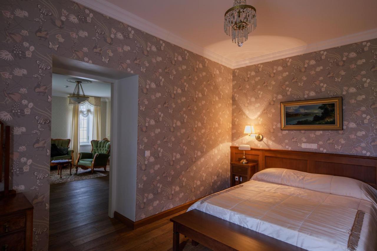 Hotel Saka Manor Extérieur photo