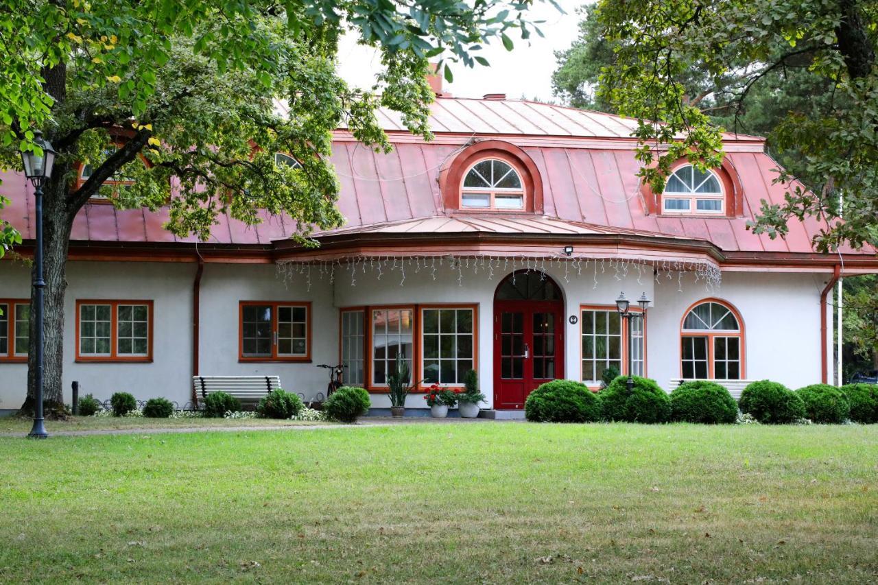 Hotel Saka Manor Extérieur photo