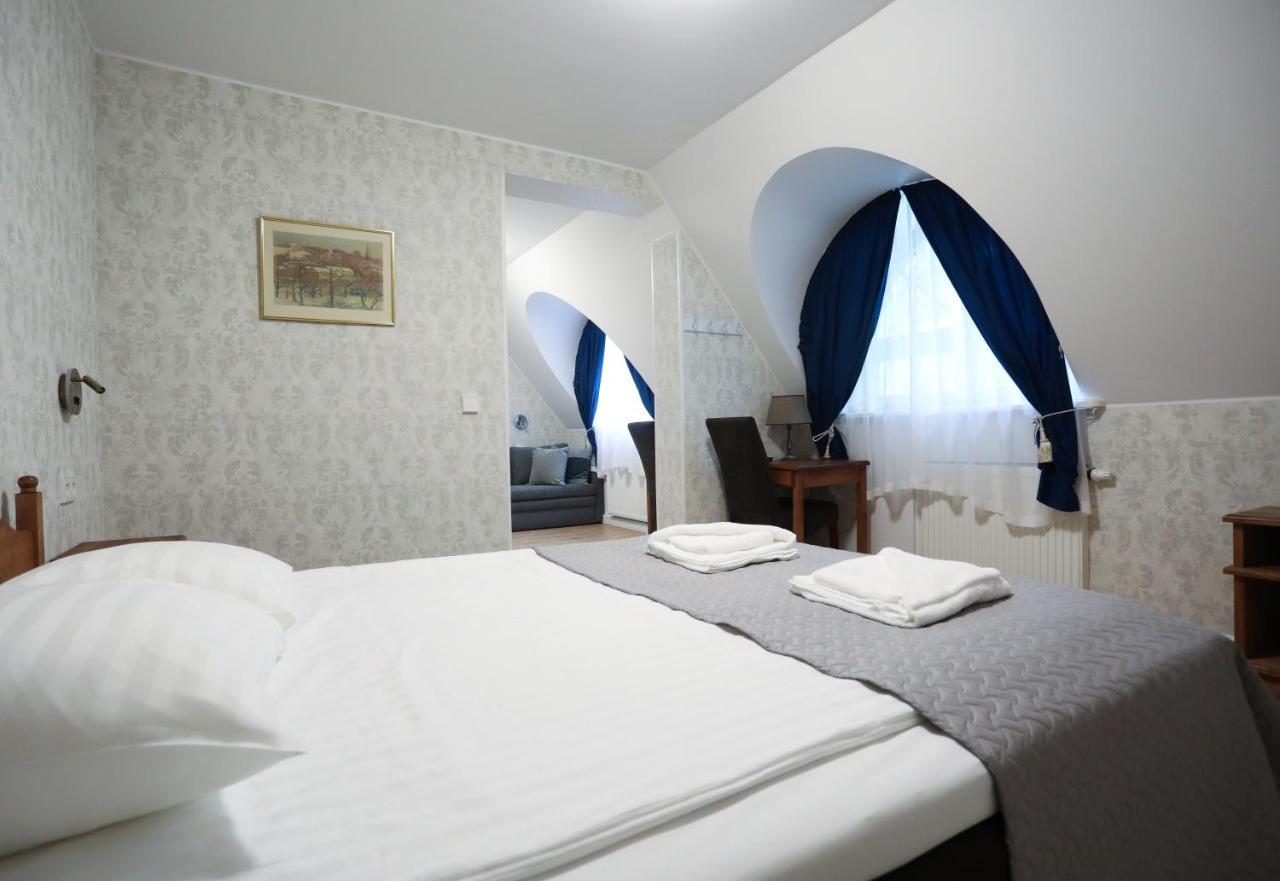 Hotel Saka Manor Extérieur photo