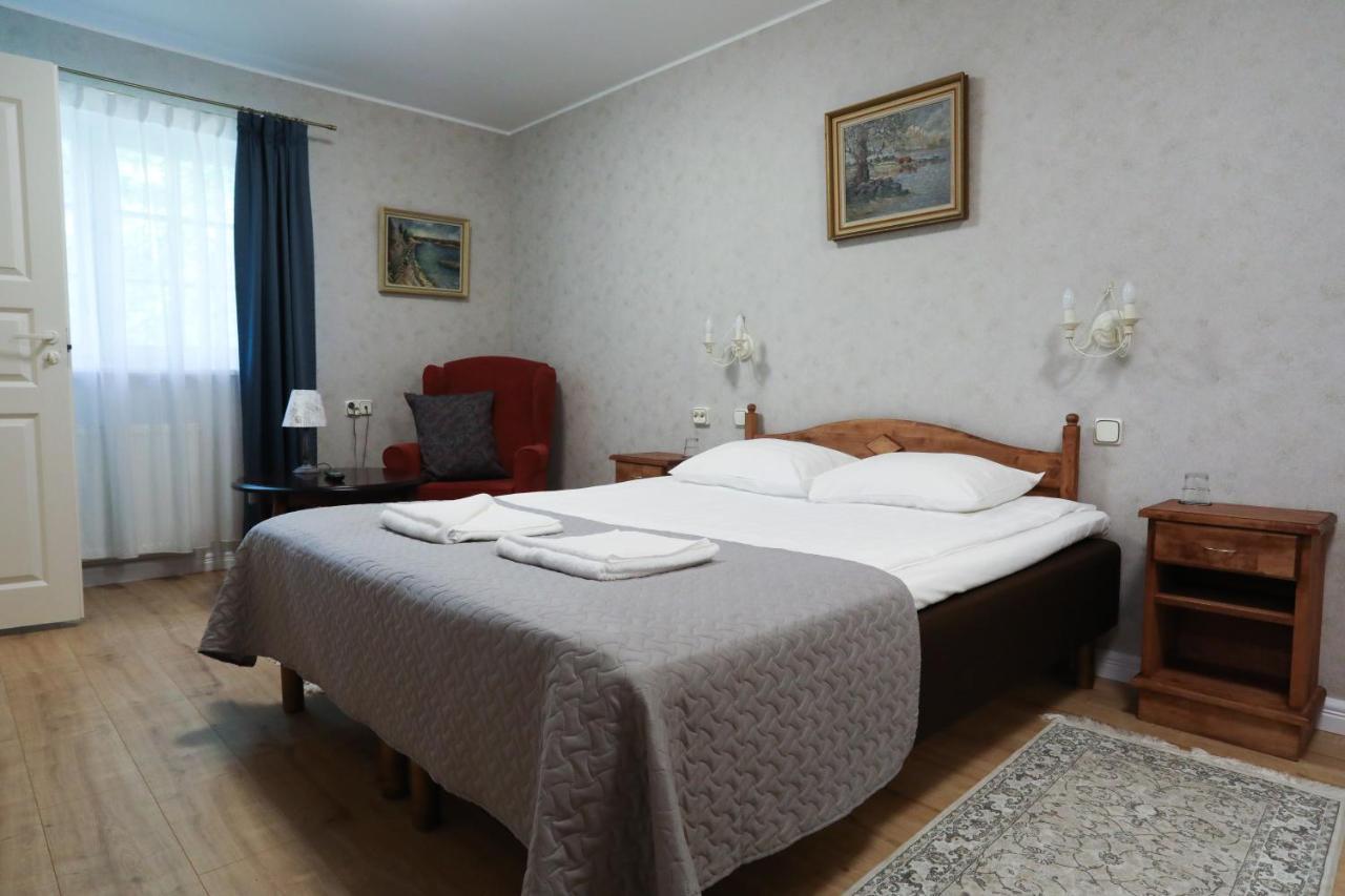 Hotel Saka Manor Extérieur photo