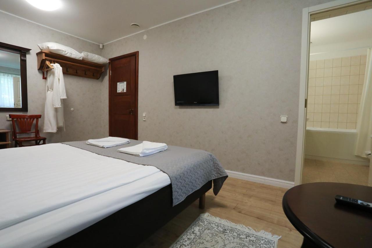 Hotel Saka Manor Extérieur photo