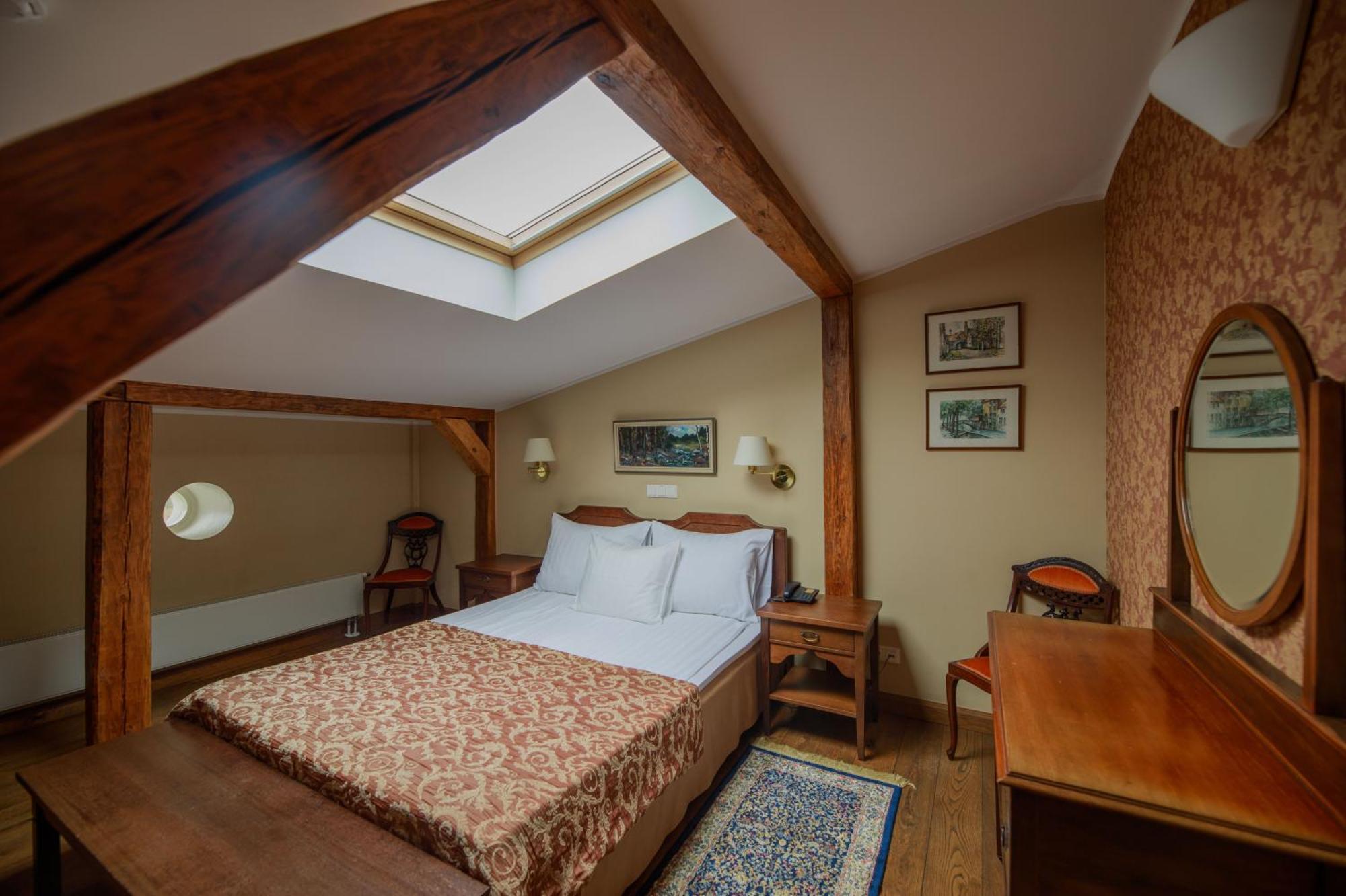 Hotel Saka Manor Extérieur photo