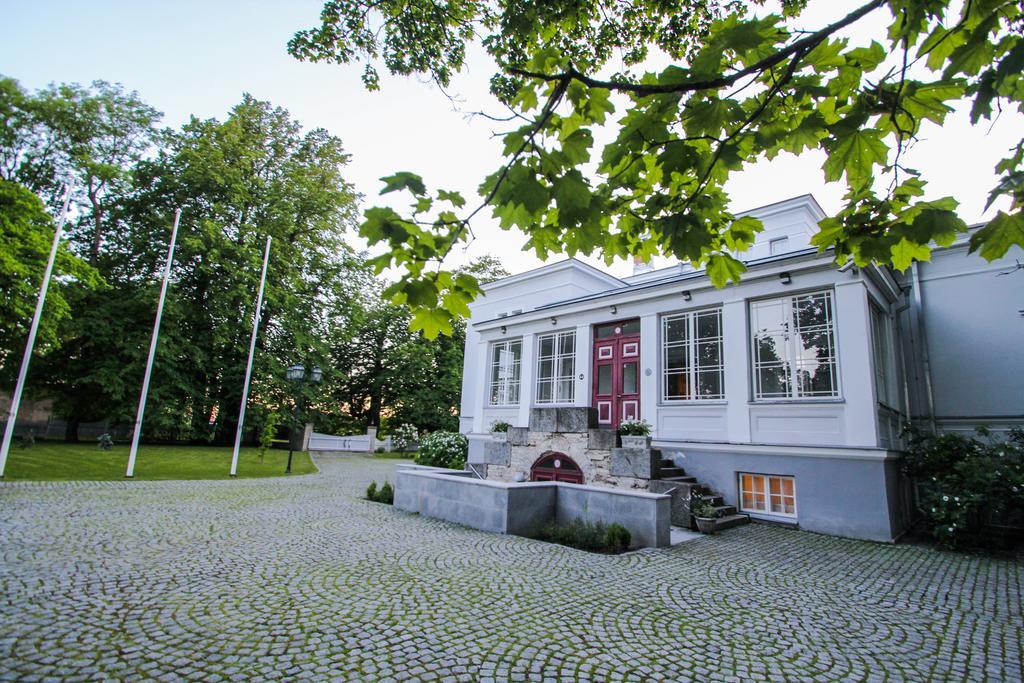 Hotel Saka Manor Extérieur photo