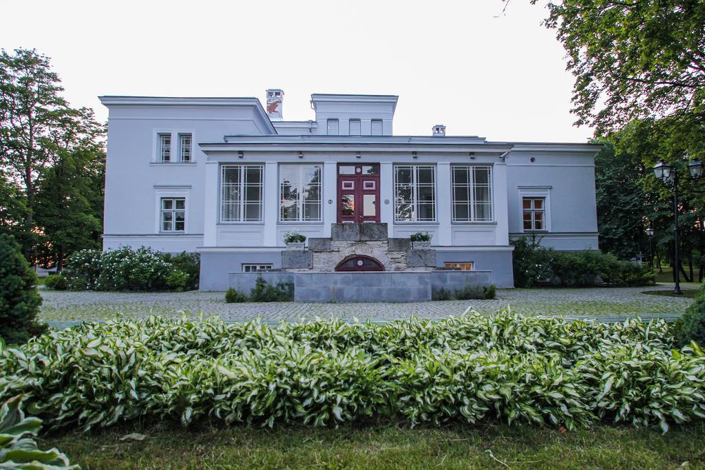 Hotel Saka Manor Extérieur photo