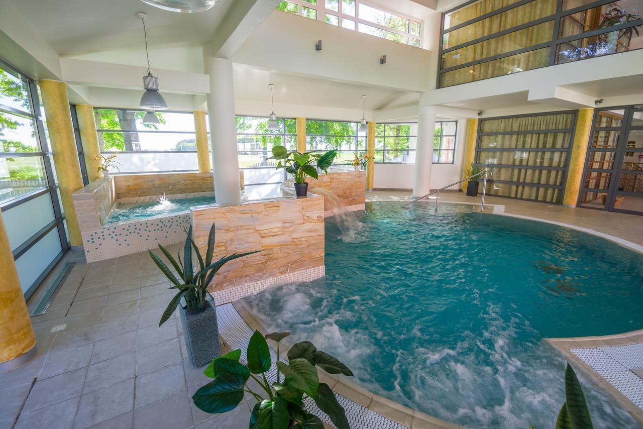 Hotel Saka Manor Extérieur photo